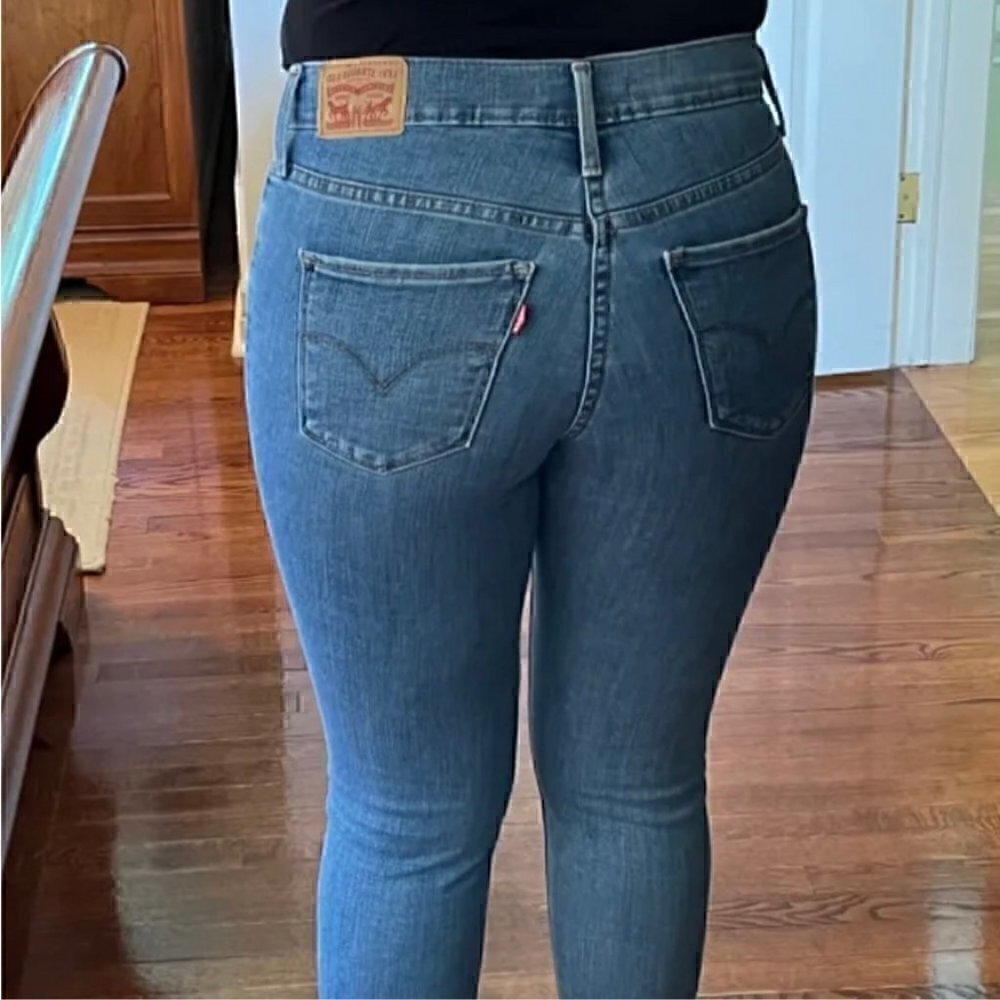 Brand New 311 Shaping Skinny Mid Rise Capri Jeans | Light to Medium Indigo Wash - Picture 2 of 8